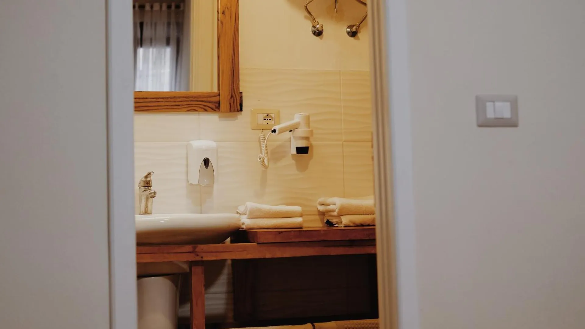 At Pikotiko'S - Korca City Rooms For Rent Albanië